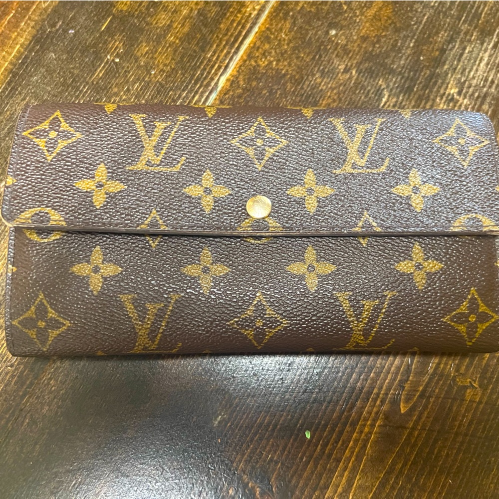 Authentic Louis Vuitton Sarah wallet
